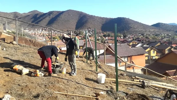 Cierre perimetral de malla 3D instalado en un terreno