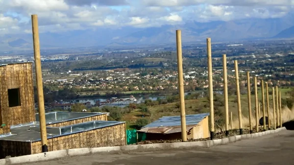 Equipo ejecutando la instalación de postes para un cierre perimetral